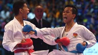 Karateka putra Indonesia Iwan Bidu Sirait kalahkan karateka putra Filipina John Paul Bejar dalam perebutan medali emas karate nomor kumite -55 Kg putra SEA Games XXIX Kuala Lumpur di KLCC, Kuala Lumpur, Malaysia, Rabu (23/8).