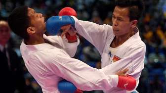 Karateka putra Indonesia Iwan Bidu Sirait kalahkan karateka putra Filipina John Paul Bejar dalam perebutan medali emas karate nomor kumite -55 Kg putra SEA Games XXIX Kuala Lumpur di KLCC, Kuala Lumpur, Malaysia, Rabu (23/8).