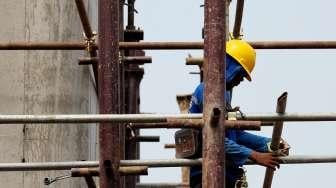 Sejumlah kendaraan melintas di samping proyek pembangunan jalan layang (flyover) Bintaro, Jakarta, Kamis (24/8).