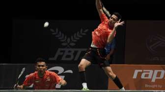 Atlet bulu tangkis beregu putra Indonesia meraih medali emas bulu tangkis beregu putra SEA Games XXIX Kuala Lumpur, di Axiata Arena, Kompleks Stadion Bukit Jalil, Kuala Lumpur, Malaysia, Kamis (24/8).