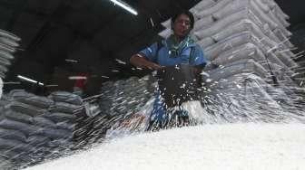 Gudang penyimpanan di Pasar Induk Beras Cipinang, Jakarta, (24/8).