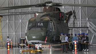 Penyidik KPK dan tim independen melakukan pmeriksaan fisik helikopter Agusta Westland 101 (AW-101) di salah satu hanggar Pangkalan Udara Halim Perdanakusuma Jakarta, Kamis (24/8).