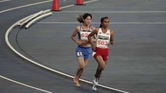 Pelari Indonesia Triyaningsih memenangi lari nomor lari 10.000 meter putri SEA Games XXIX Kuala Lumpur di Stadion Bukit Jalil, Kuala Lumpur, Malaysia, Kamis (24/8).