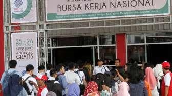 Sejumlah pencari kerja memadati Bursa Kerja Nasional 2017 di JIExpo Kemayoran, Jakarta, Sabtu (26/8).