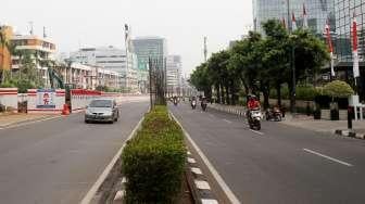 Pengendara sepeda motor melintas di Jalan HR Rasuna Said, Kuningan, Jakarta, Sabtu (26/8).