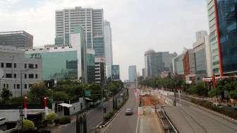 Pengendara sepeda motor melintas di Jalan HR Rasuna Said, Kuningan, Jakarta, Sabtu (26/8).