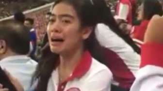 Sedih Timnas Kalah, Perempuan Ini Meraung-raung di Stadion!