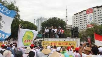 Petani tebu berunjuk rasa di depan Istana,Jakarta, Senin (28/8).