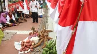 Sejumlah petani Surokonto Wetan, Kabupaten Kendal melakukan aksi di depan gedung Mahkamah Agung, Jakarta, Senin (28/8)