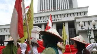 Sejumlah petani Surokonto Wetan, Kabupaten Kendal melakukan aksi di depan gedung Mahkamah Agung, Jakarta, Senin (28/8)