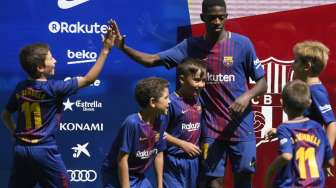 Ousmane Dembele diperkenalkan secara resmi sebagai pemain baru Barcelona di Camp Nou [AFP]