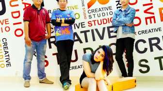 V-HADS21 Gandeng Bule AS di Single Ketiga