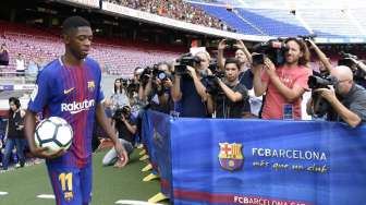 Ousmane Dembele diperkenalkan secara resmi sebagai pemain baru Barcelona di Camp Nou [AFP]