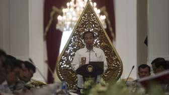 Presiden Joko Widodo memimpin sidang kabinet paripurna yang dihadiri Wakil Presiden Jusuf Kalla dan jajaran menteri Kabinet Kerja di Istana Merdeka, Jakarta, Selasa (29/8).