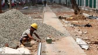 Pembangunan trotoar di kawasan Senayan, Jakarta, Selasa (29/8).