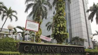 Sejumlah penghuni gedung melakukan aksi pejagaan di depan gedung Cawang Kencana, Cawang, Selasa (29/8).