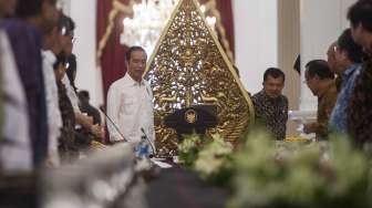 Presiden Joko Widodo memimpin sidang kabinet paripurna yang dihadiri Wakil Presiden Jusuf Kalla dan jajaran menteri Kabinet Kerja di Istana Merdeka, Jakarta, Selasa (29/8).