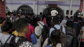 Antrean calon pemudik yang hendak berangkat mudik untuk merayakan Idul Adha 1438 H ke kampung halaman di Stasiun Pasar Senen Jakarta, Rabu (30/8).