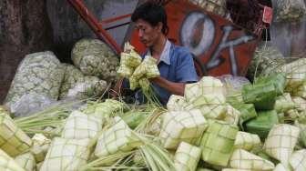 Penjual ketupat di kawasan Pasar Palmerah, Jakarta, Kamis (31/8).