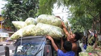 Penjual ketupat di kawasan Pasar Palmerah, Jakarta, Kamis (31/8).