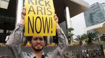 Sejumlah massa melakukan aksi teatrikal di depan gedung KPK di Jakarta, Kamis (31/8).