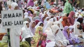 Ribuan umat Islam melaksanakan Salat Idul Adha 1438 H di kawasan Jatinegara, Jakarta, Jumat (1/9).