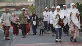 Ribuan umat Islam melaksanakan Salat Idul Adha 1438 H di kawasan Jatinegara, Jakarta, Jumat (1/9).