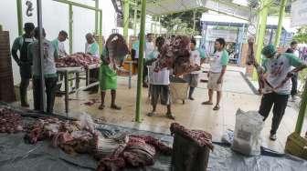 Penyerahan paket daging kurban di Rumah Penampungan dan Pemotongan Hewan Kurban Masjid Jami Baiturrahman Al Haq, Pesanggrahan, Jakarta, Sabtu (2/9).