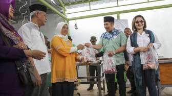 Penyerahan paket daging kurban di Rumah Penampungan dan Pemotongan Hewan Kurban Masjid Jami Baiturrahman Al Haq, Pesanggrahan, Jakarta, Sabtu (2/9).