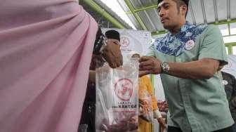 Penyerahan paket daging kurban di Rumah Penampungan dan Pemotongan Hewan Kurban Masjid Jami Baiturrahman Al Haq, Pesanggrahan, Jakarta, Sabtu (2/9).