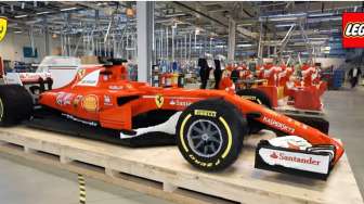 Replika Mobil Balap F1 Ferrari Ini Dibuat dari 349.000 Lego