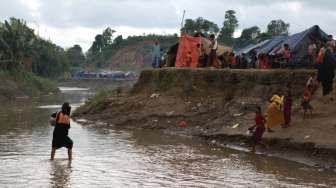 Sekelompok warga Rohingya yang melarikan dari dari aksi kekejaman militer Myanmar, mendiami bataran sungai di wilayah Nykkhongchhari, Bangladesh [AFP]