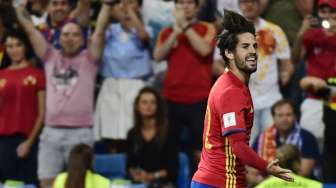 Dua Gol Isco Benamkam Italia di Santiago Bernabeu