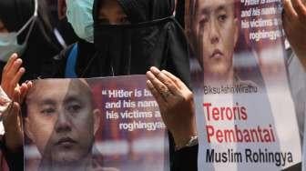 Sahabat Muslim Rohingya melakukan aksi di Kedubes Myanmar, Jakarta, Senin (4/9).