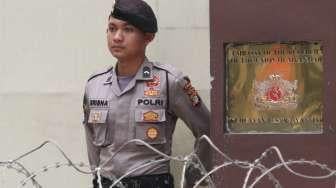 Petugas kepolisian terlihat berjaga di depan gedung kantor Kedutaan Besar (Kedubes) Myanmar, di Jakarta, Selasa (5/9/2017). [Suara.com/Oke Atmaja]