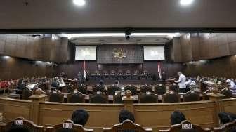 Mantan Wakil Ketua KPK, Bambang Widjojanto, tampil sebagai ahli dalam sidang lanjutan pengujian UU No. 17/2014 tentang MPR, DPR, DPD dan DPRD (UU MD3) di Mahkamah Konstitusi, Jakarta, Selasa (5/9/2017). [Suara.com/Kurniawan Mas'ud]