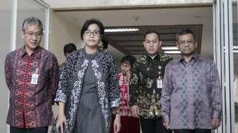 Menkeu Sri Mulyani dan rombongan saat menghadiri rapat kerja dengan Banggar DPR di Kompleks Parlemen, Senayan, Jakarta, Selasa (5/9/2017). [Suara.com/Kurniawan Mas'ud]