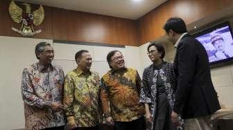 Menkeu Sri Mulyani, Gubernur BI Agus Martowardojo, Menteri PPN/Kepala Bappenas Bambang Brodjonegoro, Wamenkeu Mardiasmo, berbincang jelang rapat kerja dengan Banggar DPR di Kompleks Parlemen, Senayan, Jakarta, Selasa (5/9/2017). [Suara.com/Kurniawan Mas'ud]