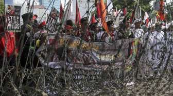 Ribuan massa dari berbagai organisasi kemasyarakatan menggelar aksi unjuk rasa di depan Kedutaan Besar Myanmar di Jakarta, Rabu (6/9). 