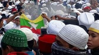 Memanas, Massa Bakar Bendera Myanmar di Depan Kedubes