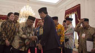 Presiden Joko Widodo bersama Menko Pembangunan Manusia dan Kebudayaan Puan Maharani, Ketua Umum PBNU Said Aqil Siradj, Ketua PP Muhammadiyah Anwar Abbas dan para pimpinan ormas Islam lainnya memberi keterangan pers usai pertemuan di Istana Merdeka, Jakarta, Rabu (6/9).