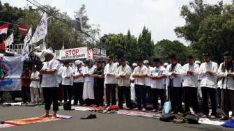 Pendemo Pro Rohingya Salat Berjamaah di Jalan