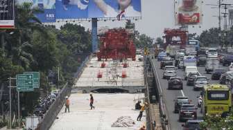 Pekerja menyelesaikan proyek pambangunan flyover Pancoran, Jakarta, Jumat (8/9). 