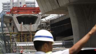 Pekerja menyelesaikan proyek pambangunan flyover Pancoran, Jakarta, Jumat (8/9). 