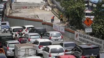 Pekerja menyelesaikan proyek pambangunan flyover Pancoran, Jakarta, Jumat (8/9). 