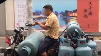 Duh! Bawa 7 Tabung Gas Pakai Motor, Lelaki Ini Main HP Pula