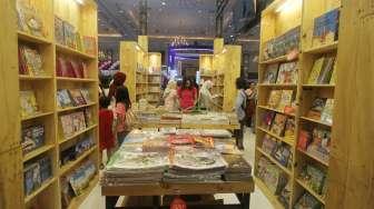 Aktivitas pengunjung di acara Indonesia International Book Fair di Jakarta Convention Center (JCC), Jakarta, Sabtu (9/9/2017). [Suara.com/Oke Atmaja]