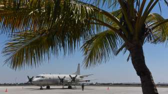 Pesawat P-3C Orion milik US Navy bersiap terbang dalam latihan patroli bersama TNI AL di perairan Laut Jawa di Base Ops Puspenerbal, Juanda Sidoarjo, Jawa Timur, Sabtu (9/9/2017). [Antara/Zabur Karuru]