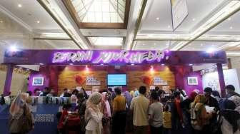 Pengunjung terlihat ramai menyambangi stan KPK pada pameran Indonesia International Book Fair (IIBF) 2017 di Jakarta Convention Center (JCC), Sabtu (9/9/2017). [Suara.com/Oke Atmaja]