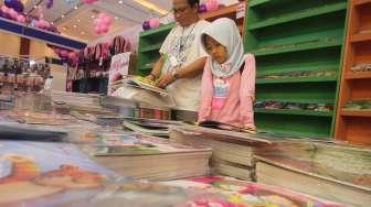 Pengunjung terlihat mengamati sejumlah buku yang dijual pada salah satu stan Indonesia International Book Fair di Jakarta Convention Center (JCC), Jakarta, Sabtu (9/9/2017). [Suara.com/Oke Atmaja]